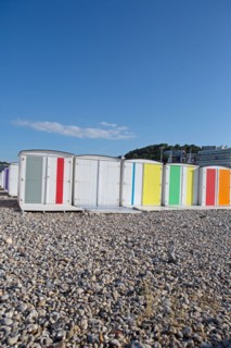 Le Havre, cabines aux portes de colorées, œuvre de Karel Mertens