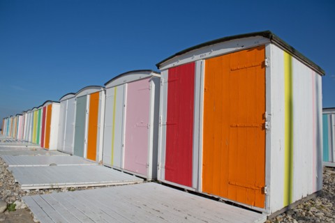 Le Havre, cabines aux portes de colorées, œuvre de Karel Mertens
