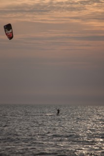 Trouville sur Mer, Kite surf au soleil couchant