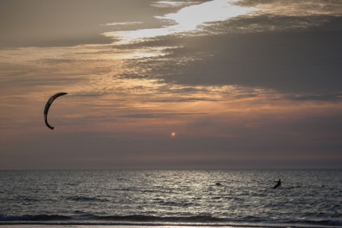 Trouville sur Mer, Kite surf au soleil couchant
