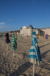 Trouville sur Mer, les parasols sur la plage et le Trouville Palace