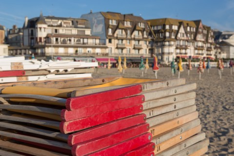 Trouville sur Mer, transats empilés sur la plage
