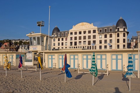 Trouville sur Mer, cabines de bains devant le Trouville Palace