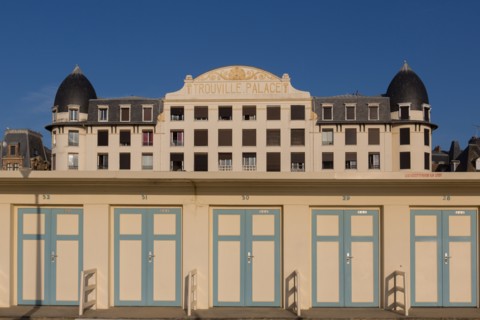 Trouville sur Mer, cabines de bains devant le Trouville Palace