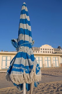 Trouville sur Mer, cabines de bains devant le Trouville Palace