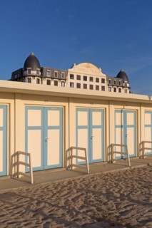 Trouville sur Mer, cabines de bains devant le Trouville Palace