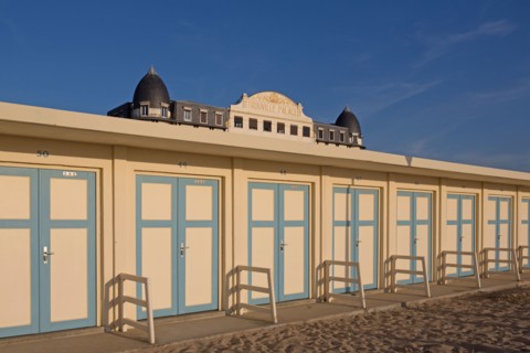 Trouville sur Mer, cabines de bains devant le Trouville Palace