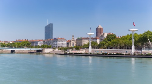 Lyon, Centre Nautique Tony Bertrand, piscine extérieure et vue sur le Rhône