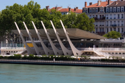 Lyon, Centre Nautique Tony Bertrand, piscine extérieure et vue sur le Rhône
