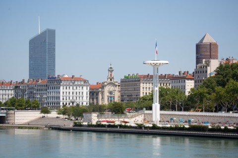 Lyon, Centre Nautique Tony Bertrand, piscine extérieure et vue sur le Rhône