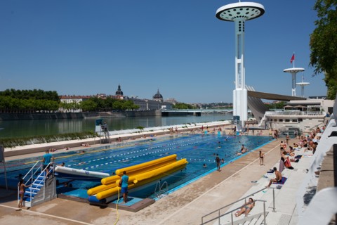 Lyon, Centre Nautique Tony Bertrand, piscine extérieure et vue sur le Rhône