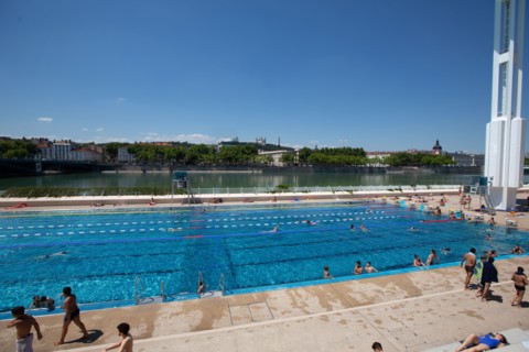 Lyon, Centre Nautique Tony Bertrand, piscine extérieure et vue sur le Rhône