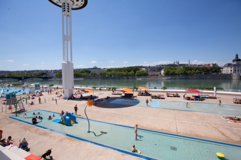 Lyon, Centre Nautique Tony Bertrand, piscine extérieure et vue sur le Rhône