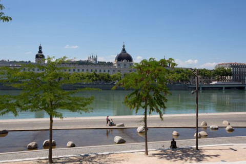 Lyon, Quai Victor Augagneur, berges aménagées et vue sur le Rhône