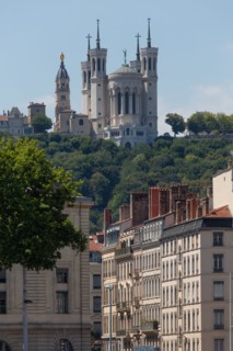 Lyon, vue sur la basilique Notre Dame de Fourvière depuis les quais du Rhône