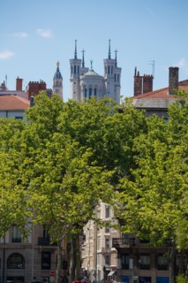 Lyon, vue sur la basilique Notre Dame de Fourvière depuis les quais du Rhône