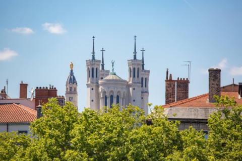 Lyon, vue sur la basilique Notre Dame de Fourvière depuis les quais du Rhône