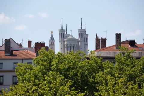 Lyon, vue sur la basilique Notre Dame de Fourvière depuis les quais du Rhône