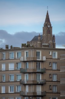 Dieppe, immeuble et chapelle Notre Dame de Bonsecours en arrière-plan