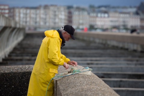 Dieppe, pêcheur sur la digue