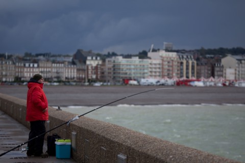Dieppe, pêcheur sur la digue