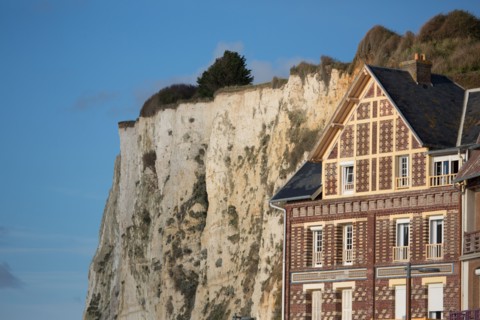 Mers les Bains, falaises et façade d'une maison