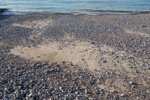 Mers les Bains, détail du sable sous les galets