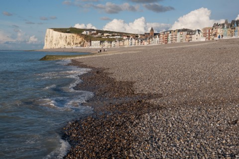 Mers les Bains, plage et falaise au fond