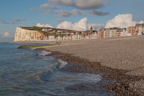 Mers les Bains, plage et falaise au fond