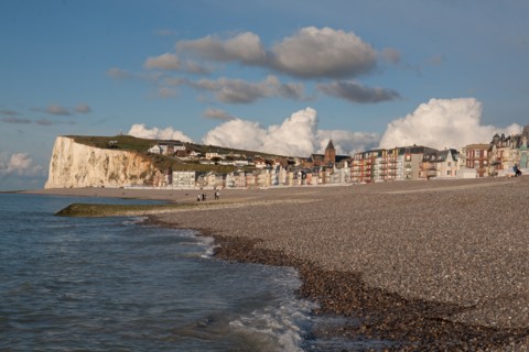 Mers les Bains, plage et falaise au fond