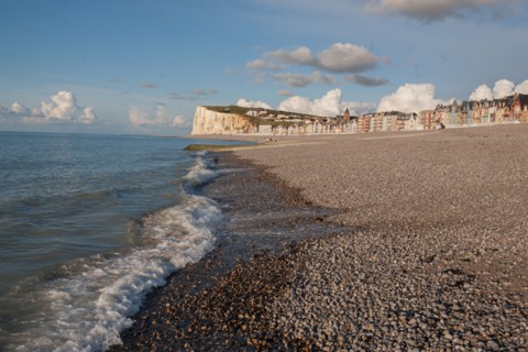 Mers les Bains, plage et falaise au fond