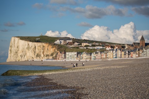 Mers les Bains, plage et falaise au fond