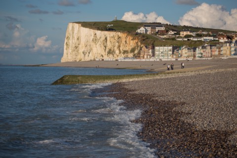 Mers les Bains, plage et falaise au fond