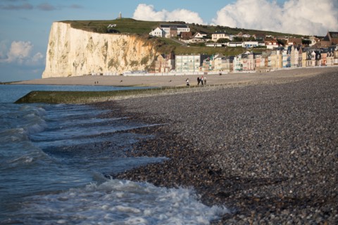 Mers les Bains, plage et falaise au fond