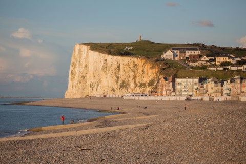 Mers les Bains, plage et falaise au fond