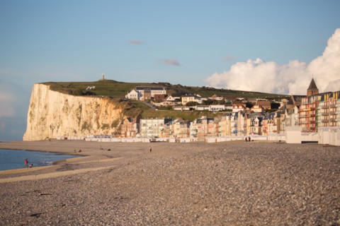 Mers les Bains, plage et falaise au fond