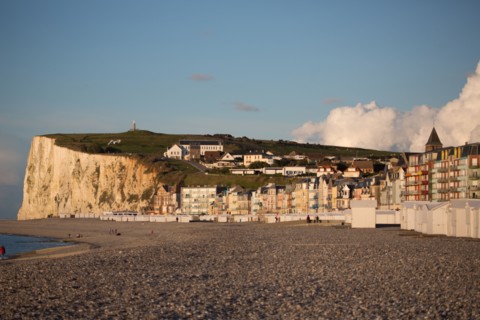 Mers les Bains, plage et falaise au fond