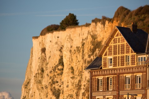 Mers les Bains, falaises et façade d'une maison