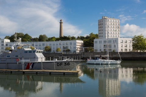 Lorient, port, bateau gris des douanes et voilier quittant le port