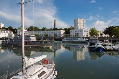Lorient, port, bateau gris des douanes et vedette quittant le port