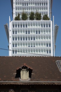 Paris, lucarne dans le quartier des Batignolles et nouveau Palais de Justice
