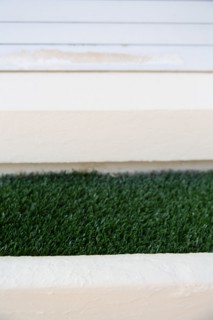 Merlimont Plage, détail d'une jardinière remplie de gazon artificiel
