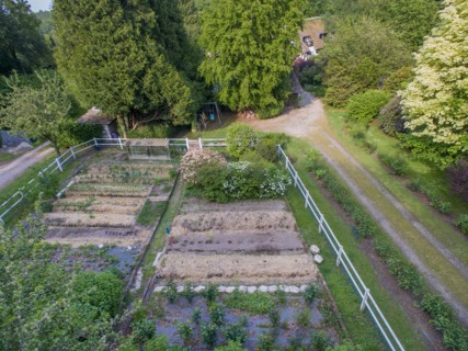 Campigny, hôtel restaurant Le Petit Coq aux Champs, potager en permaculture