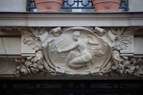 Paris, 15 rue Duguay Trouin, dessus de porte sculpté