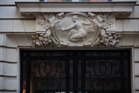 Paris, 15 rue Duguay Trouin, dessus de porte sculpté
