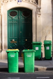 Paris, poubelles devant un immeuble