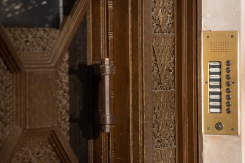 Paris, interphone à la porte d'un immeuble