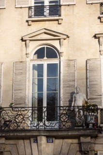Paris, sculpture sur le balcon d'un immeuble