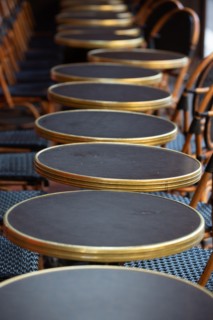Paris, tables d'une terrasse de café