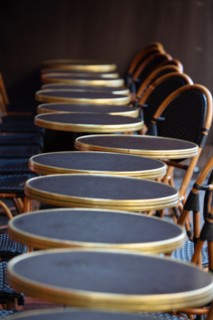 Paris, tables d'une terrasse de café